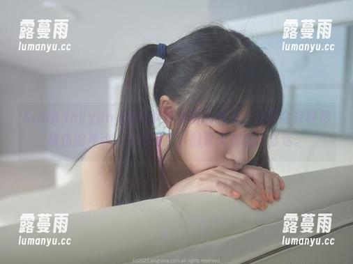 Kang Inkyung Kang Inkyung的短裤最新图片发布,会不会有种想模仿的冲动,大概每个人的夏天都想这么活。